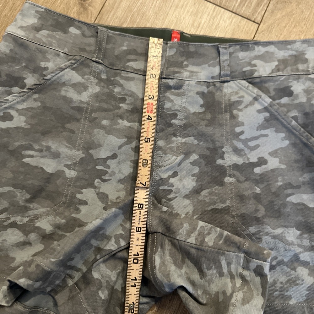 Spanx Womens Twill Stretch Shorts Size M Grey Camo Pull On 4" Inseam Tum Control - Picture 8 of 9